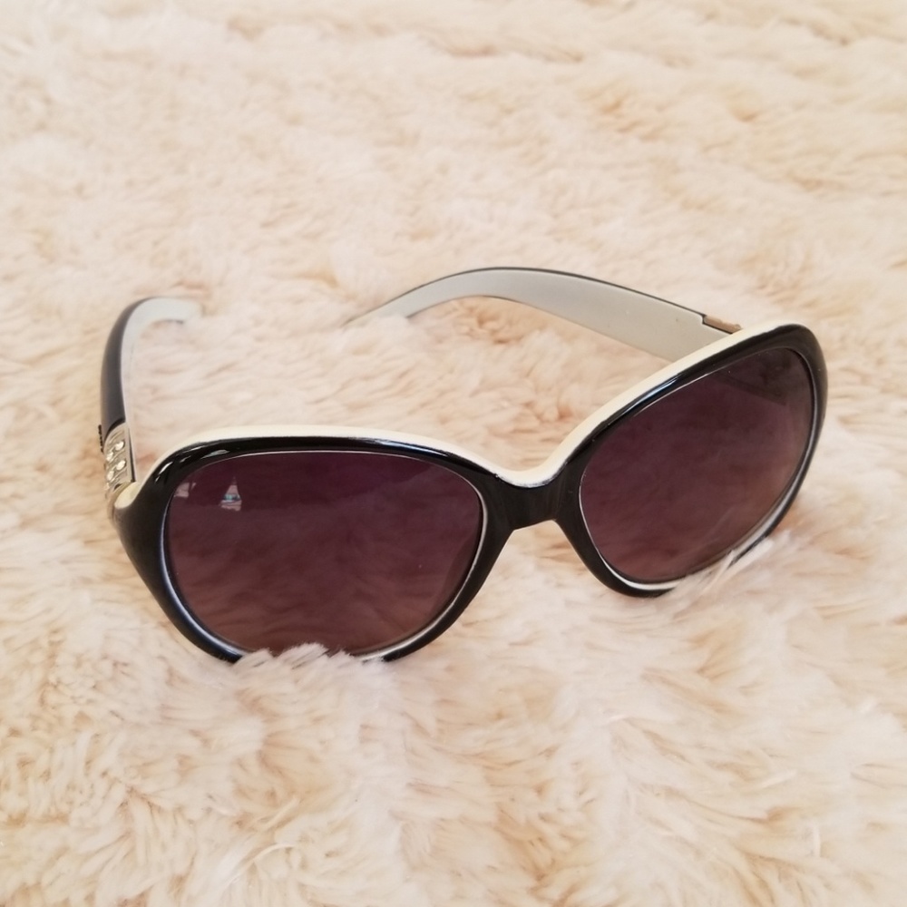 😎 Relic black and white sunglasses w/ rhinestones